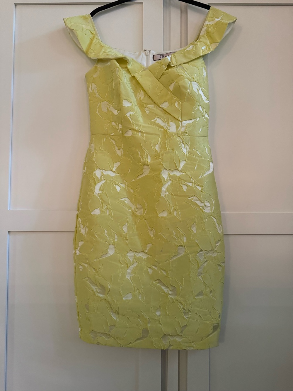 Elegant Yellow Floral Sheath Dress with Ruffle Neckline
